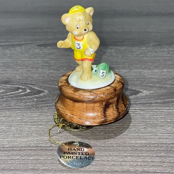 VINTAGE WILLITS MUSICAL MELODIES Handpainted Porcelain Running Bear & Turtle 3” - Picture 3 of 8